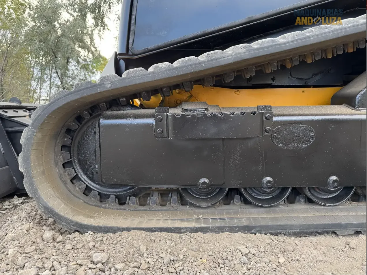 JCB 3TS-8T Teleskid Raupenkompaktlader, Baujahr 2021, mit Teleskopausleger, 4 Meter Hubhöhe und seitlicher Kabineneinstiegsmöglichkeit für Bau- und Landwirtschaftsanwendungen.