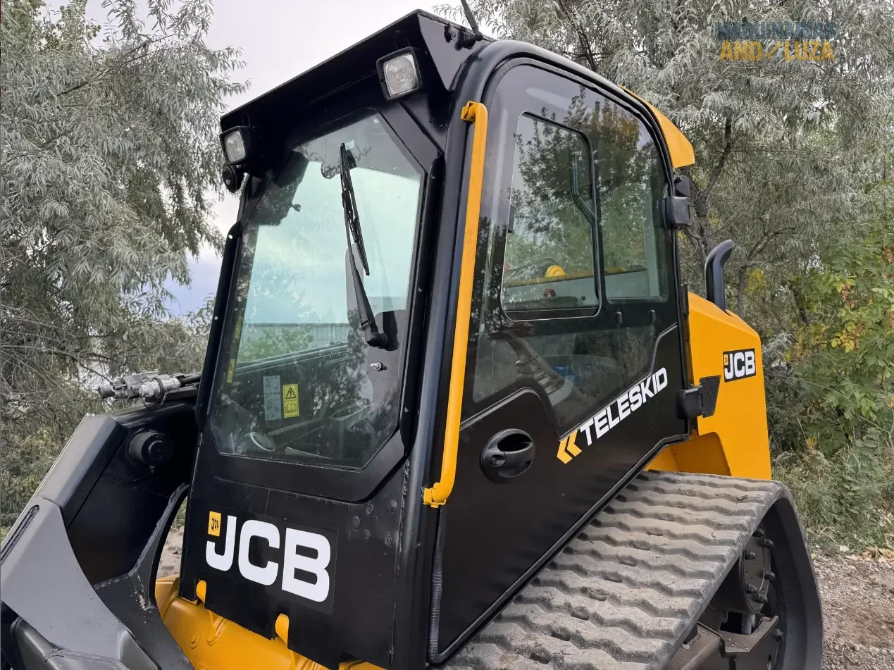 JCB 3TS-8T Teleskid Raupenkompaktlader, Baujahr 2021, mit Teleskopausleger, 4 Meter Hubhöhe und seitlicher Kabineneinstiegsmöglichkeit für Bau- und Landwirtschaftsanwendungen.
