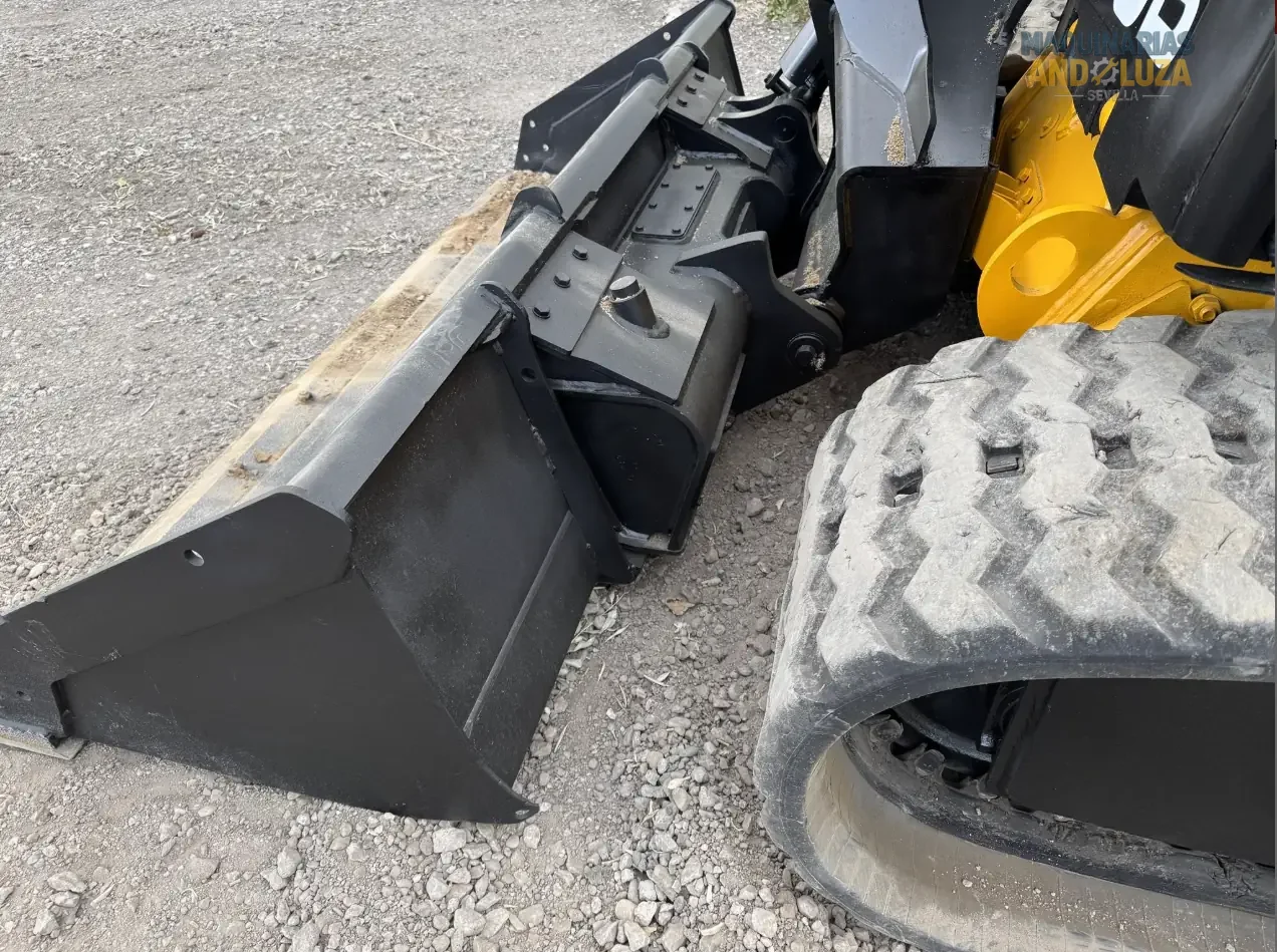 JCB 3TS-8T Teleskid Raupenkompaktlader, Baujahr 2021, mit Teleskopausleger, 4 Meter Hubhöhe und seitlicher Kabineneinstiegsmöglichkeit für Bau- und Landwirtschaftsanwendungen.