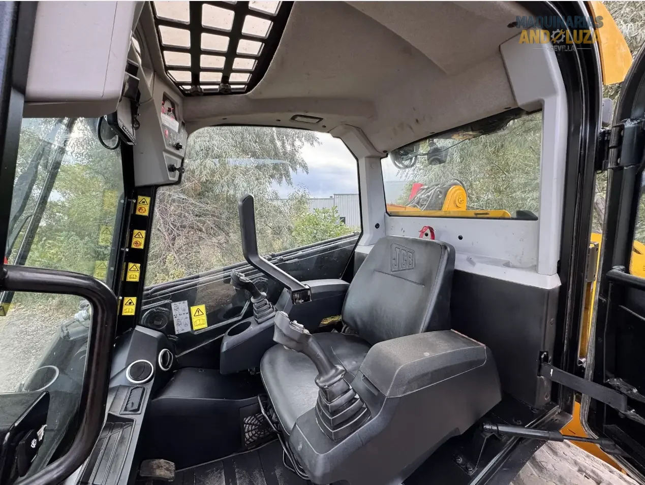 JCB 3TS-8T Teleskid Raupenkompaktlader, Baujahr 2021, mit Teleskopausleger, 4 Meter Hubhöhe und seitlicher Kabineneinstiegsmöglichkeit für Bau- und Landwirtschaftsanwendungen.