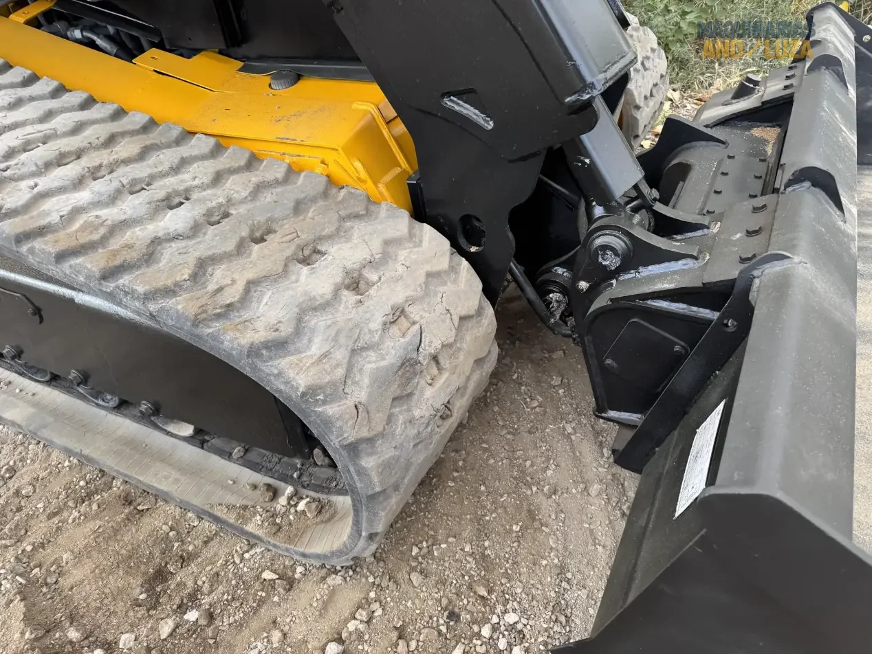 JCB 3TS-8T Teleskid Raupenkompaktlader, Baujahr 2021, mit Teleskopausleger, 4 Meter Hubhöhe und seitlicher Kabineneinstiegsmöglichkeit für Bau- und Landwirtschaftsanwendungen.