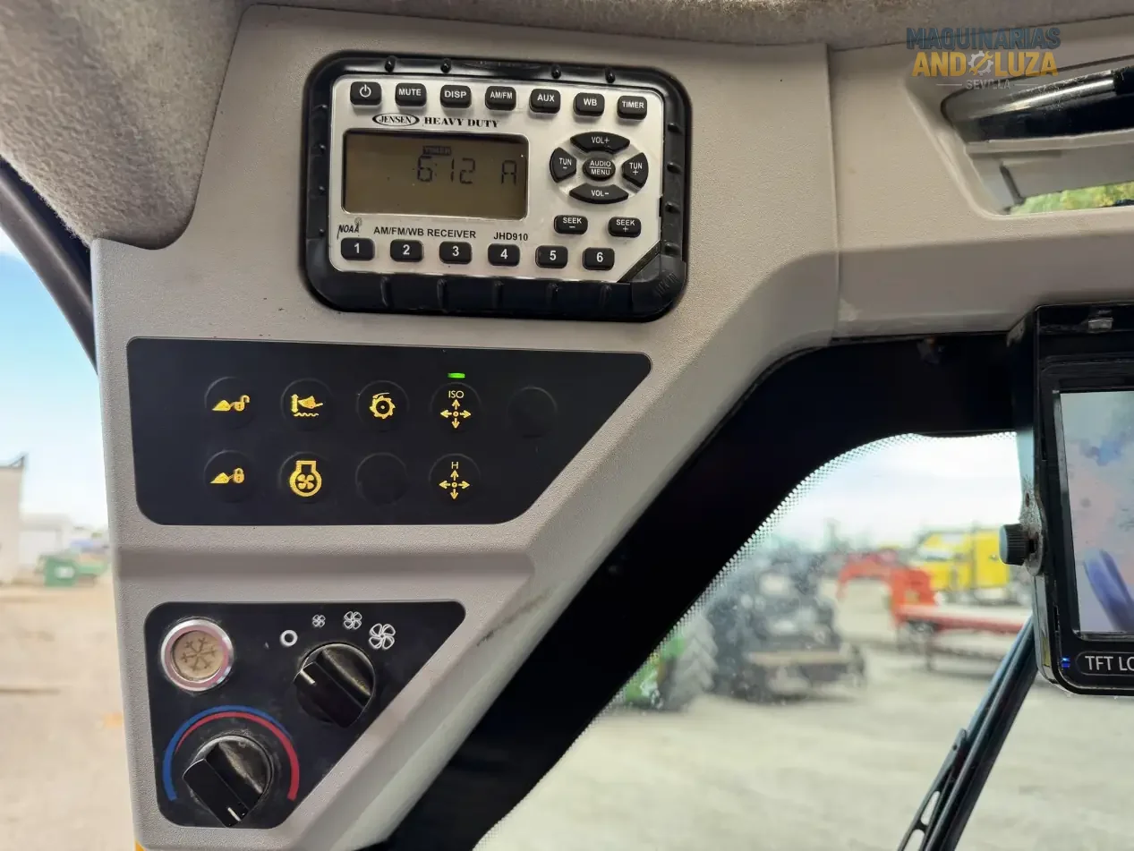 JCB 3TS-8T Teleskid Raupenkompaktlader, Baujahr 2021, mit Teleskopausleger, 4 Meter Hubhöhe und seitlicher Kabineneinstiegsmöglichkeit für Bau- und Landwirtschaftsanwendungen.
