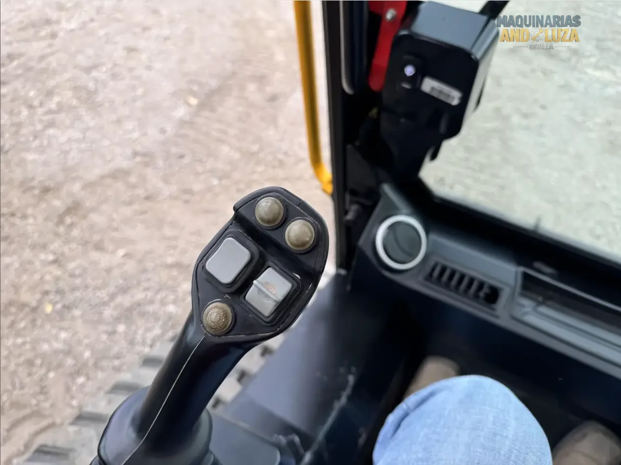 JCB 3TS-8T Teleskid Raupenkompaktlader, Baujahr 2021, mit Teleskopausleger, 4 Meter Hubhöhe und seitlicher Kabineneinstiegsmöglichkeit für Bau- und Landwirtschaftsanwendungen.