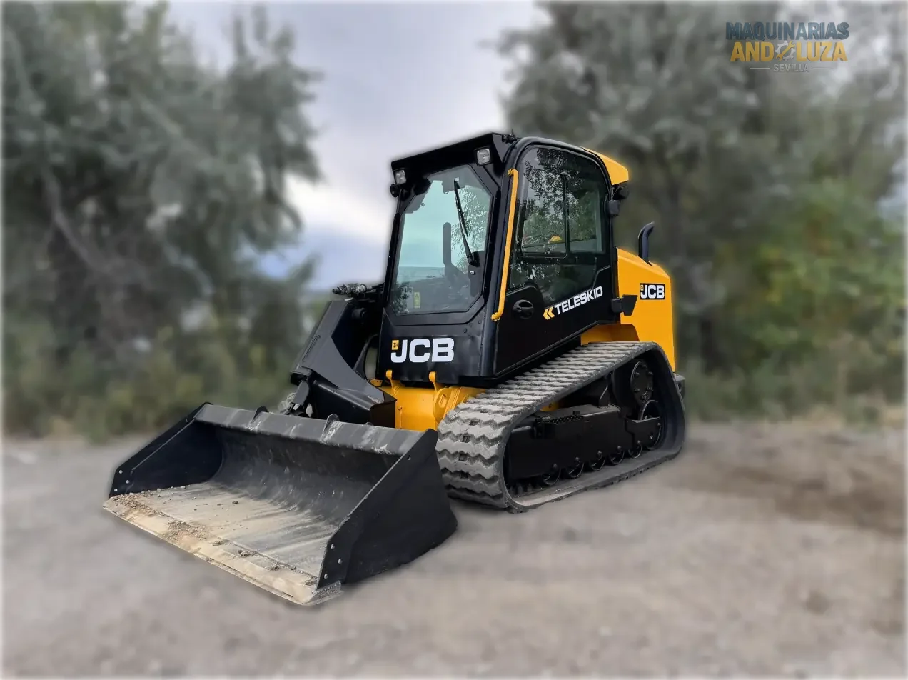 JCB 3TS-8T Teleskid Raupenkompaktlader, Baujahr 2021, mit Teleskopausleger, 4 Meter Hubhöhe und seitlicher Kabineneinstiegsmöglichkeit für Bau- und Landwirtschaftsanwendungen.
