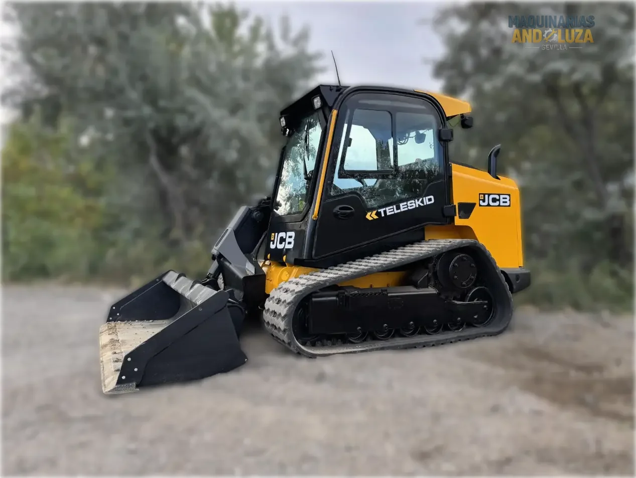 JCB 3TS-8T Teleskid Raupenkompaktlader, Baujahr 2021, mit Teleskopausleger, 4 Meter Hubhöhe und seitlicher Kabineneinstiegsmöglichkeit für Bau- und Landwirtschaftsanwendungen.