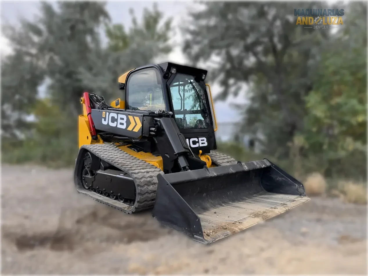 JCB 3TS-8T Teleskid Raupenkompaktlader, Baujahr 2021, mit Teleskopausleger, 4 Meter Hubhöhe und seitlicher Kabineneinstiegsmöglichkeit für Bau- und Landwirtschaftsanwendungen.