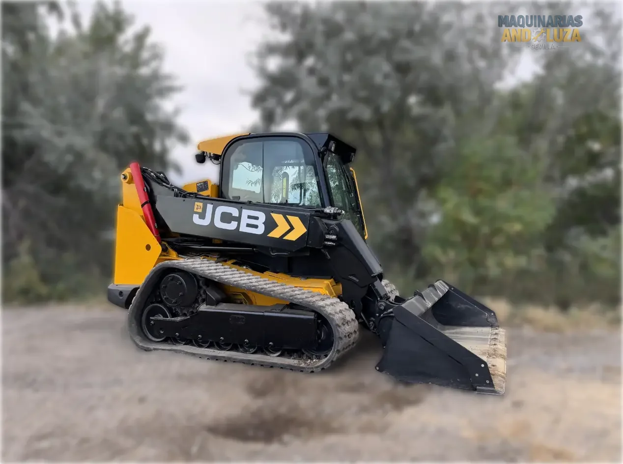 JCB 3TS-8T Teleskid Raupenkompaktlader, Baujahr 2021, mit Teleskopausleger, 4 Meter Hubhöhe und seitlicher Kabineneinstiegsmöglichkeit für Bau- und Landwirtschaftsanwendungen.