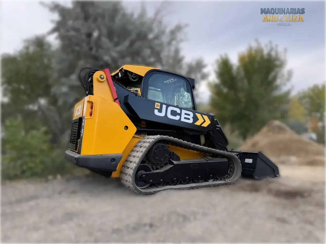JCB 3TS-8T Teleskid Raupenkompaktlader, Baujahr 2021, mit Teleskopausleger, 4 Meter Hubhöhe und seitlicher Kabineneinstiegsmöglichkeit für Bau- und Landwirtschaftsanwendungen.