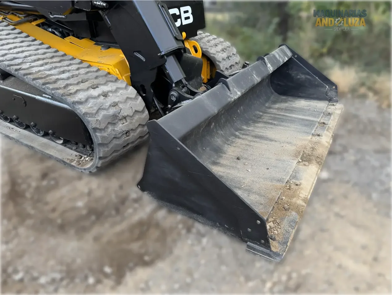 JCB 3TS-8T Teleskid Raupenkompaktlader, Baujahr 2021, mit Teleskopausleger, 4 Meter Hubhöhe und seitlicher Kabineneinstiegsmöglichkeit für Bau- und Landwirtschaftsanwendungen.