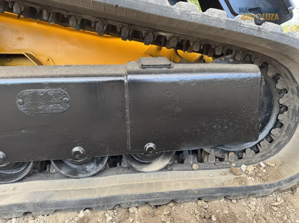JCB 3TS-8T Teleskid Raupenkompaktlader, Baujahr 2021, mit Teleskopausleger, 4 Meter Hubhöhe und seitlicher Kabineneinstiegsmöglichkeit für Bau- und Landwirtschaftsanwendungen.