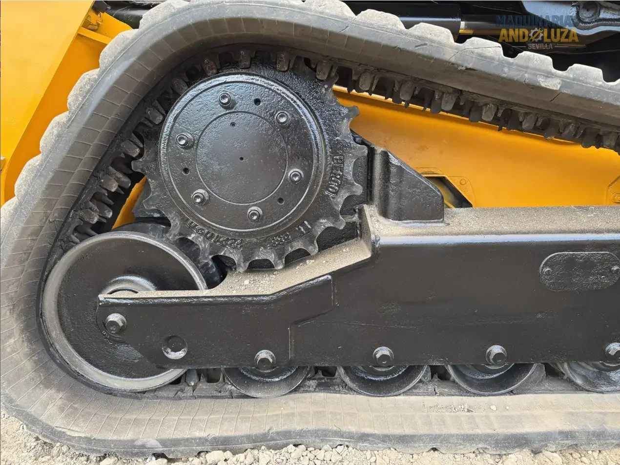 JCB 3TS-8T Teleskid Raupenkompaktlader, Baujahr 2021, mit Teleskopausleger, 4 Meter Hubhöhe und seitlicher Kabineneinstiegsmöglichkeit für Bau- und Landwirtschaftsanwendungen.