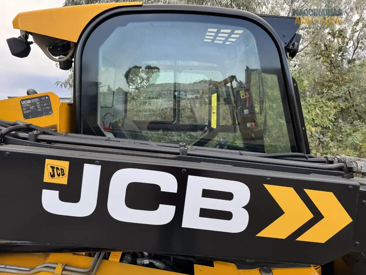 JCB 3TS-8T Teleskid Raupenkompaktlader, Baujahr 2021, mit Teleskopausleger, 4 Meter Hubhöhe und seitlicher Kabineneinstiegsmöglichkeit für Bau- und Landwirtschaftsanwendungen.
