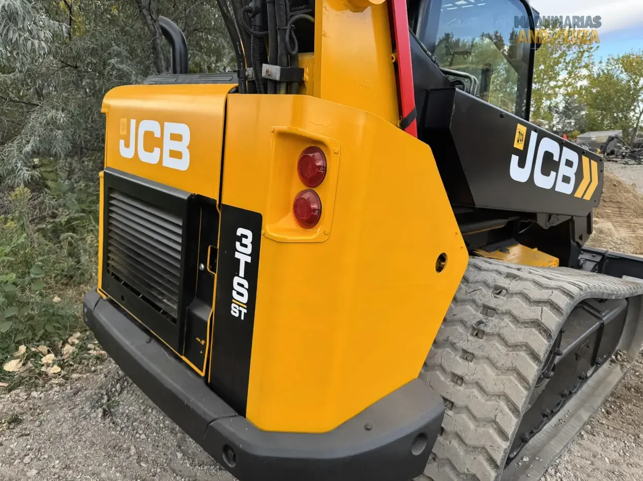 JCB 3TS-8T Teleskid Raupenkompaktlader, Baujahr 2021, mit Teleskopausleger, 4 Meter Hubhöhe und seitlicher Kabineneinstiegsmöglichkeit für Bau- und Landwirtschaftsanwendungen.
