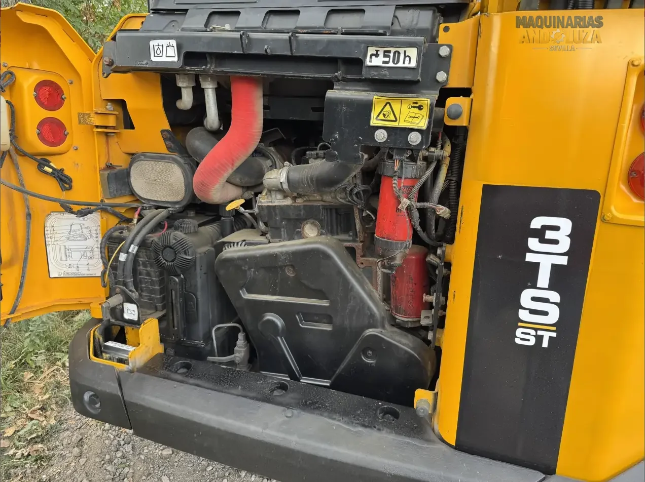 JCB 3TS-8T Teleskid Raupenkompaktlader, Baujahr 2021, mit Teleskopausleger, 4 Meter Hubhöhe und seitlicher Kabineneinstiegsmöglichkeit für Bau- und Landwirtschaftsanwendungen.