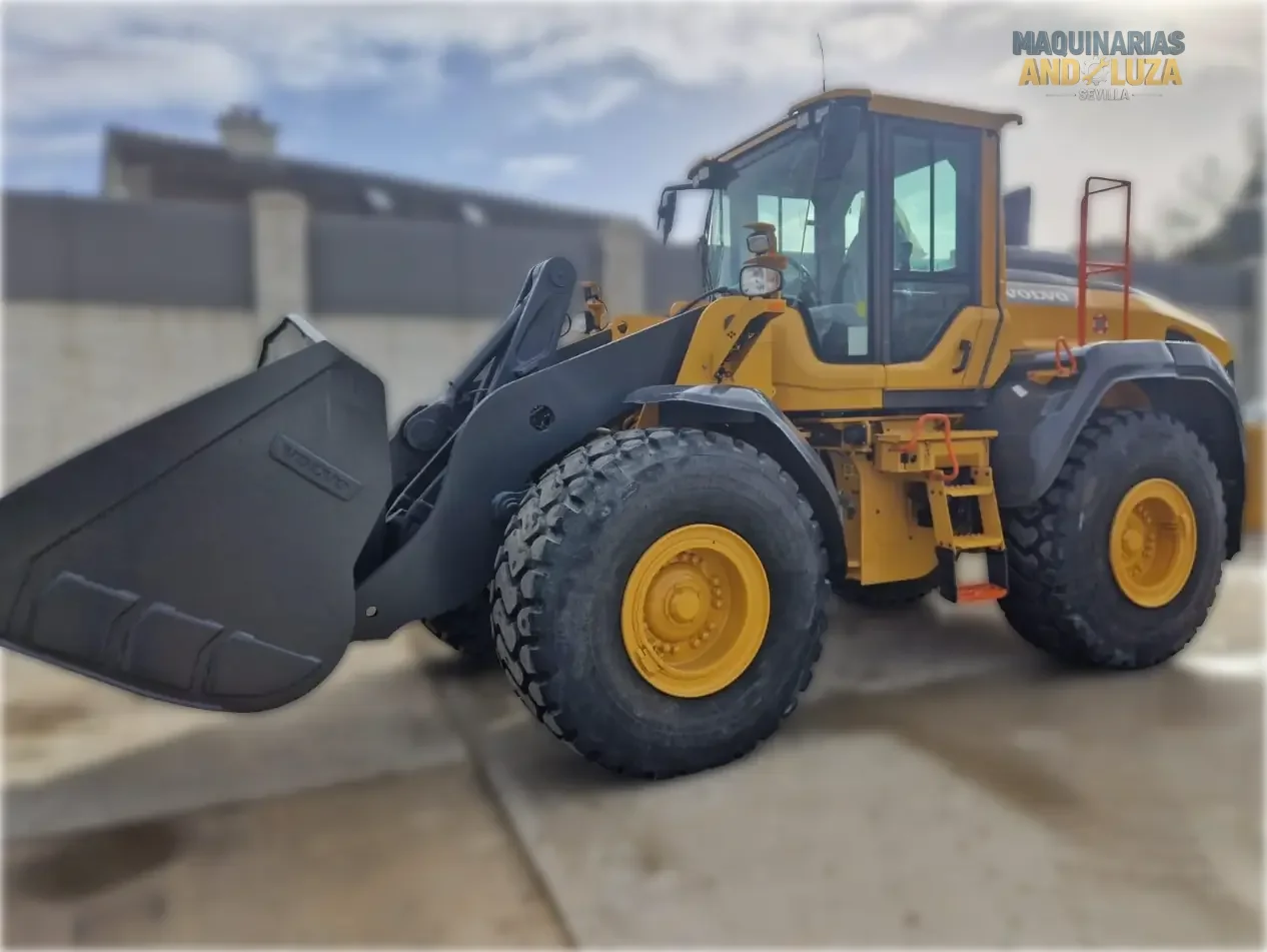 Utovarivač na kotačima Volvo L120H iz 2021. s OptiShift tehnologijom, Volvo D8J motorom i Torque Parallel vezom za visokoproduktivno utovarivanje i rad s učinkovitom potrošnjom goriva.
