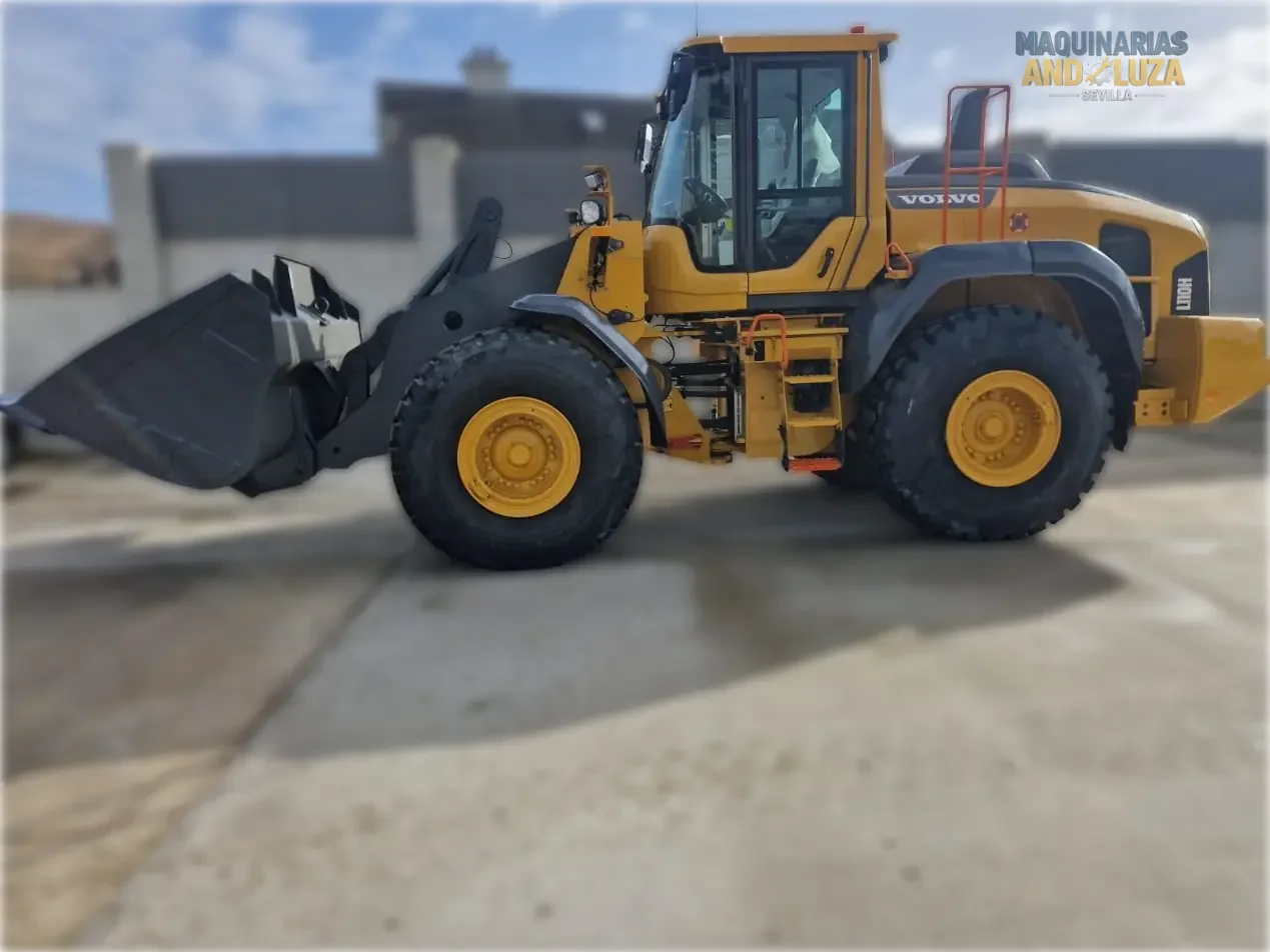 Utovarivač na kotačima Volvo L120H iz 2021. s OptiShift tehnologijom, Volvo D8J motorom i Torque Parallel vezom za visokoproduktivno utovarivanje i rad s učinkovitom potrošnjom goriva.