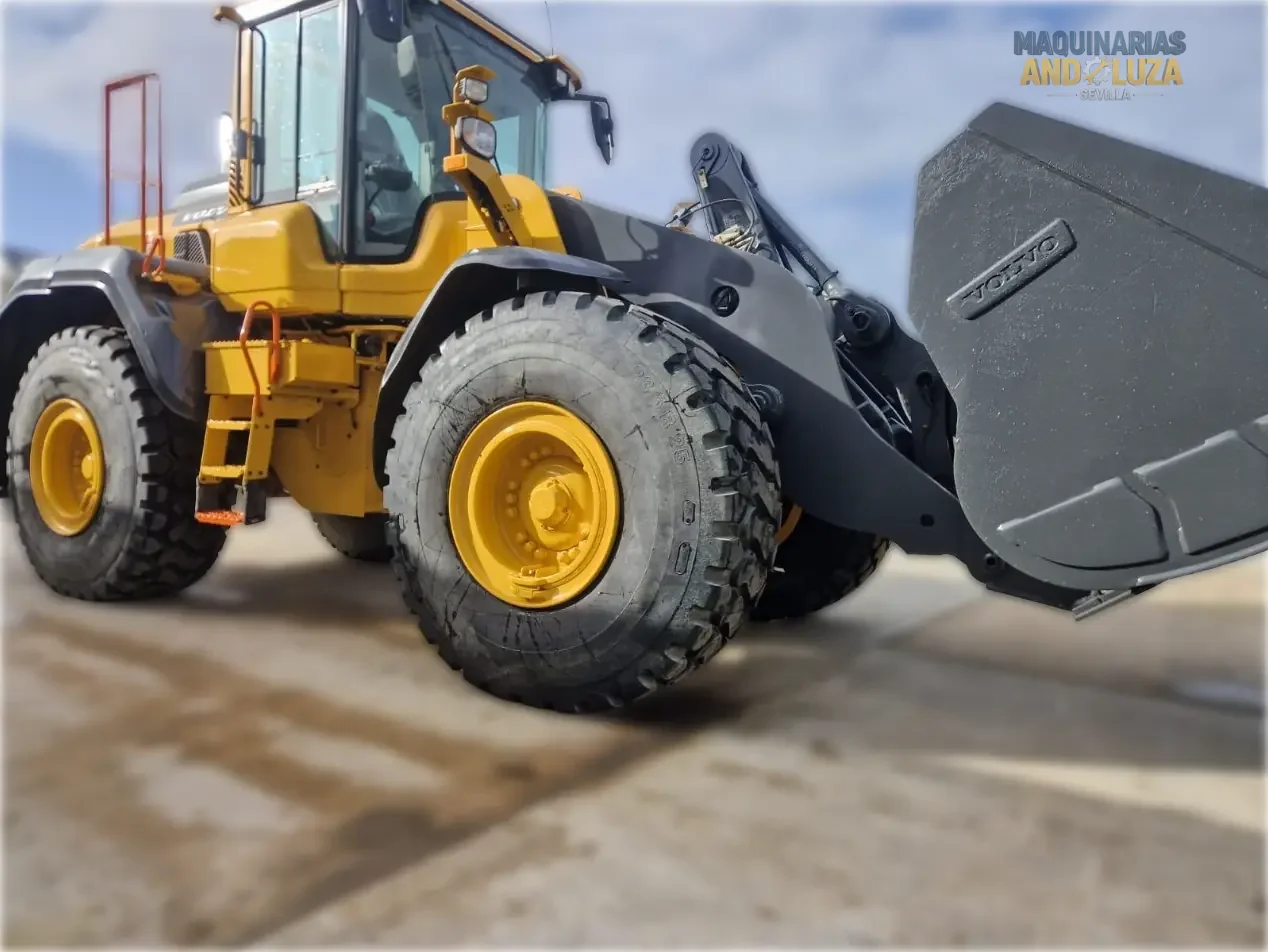 Utovarivač na kotačima Volvo L120H iz 2021. s OptiShift tehnologijom, Volvo D8J motorom i Torque Parallel vezom za visokoproduktivno utovarivanje i rad s učinkovitom potrošnjom goriva.