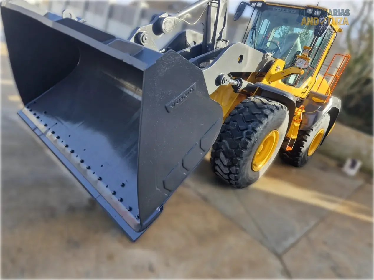 Utovarivač na kotačima Volvo L120H iz 2021. s OptiShift tehnologijom, Volvo D8J motorom i Torque Parallel vezom za visokoproduktivno utovarivanje i rad s učinkovitom potrošnjom goriva.