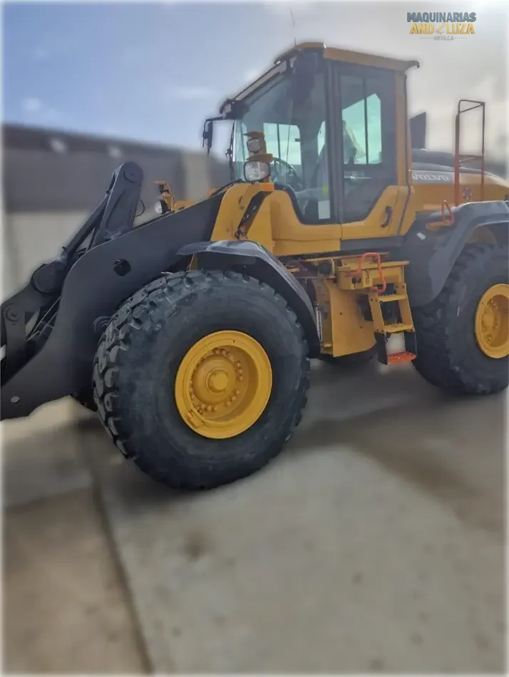 Utovarivač na kotačima Volvo L120H iz 2021. s OptiShift tehnologijom, Volvo D8J motorom i Torque Parallel vezom za visokoproduktivno utovarivanje i rad s učinkovitom potrošnjom goriva.