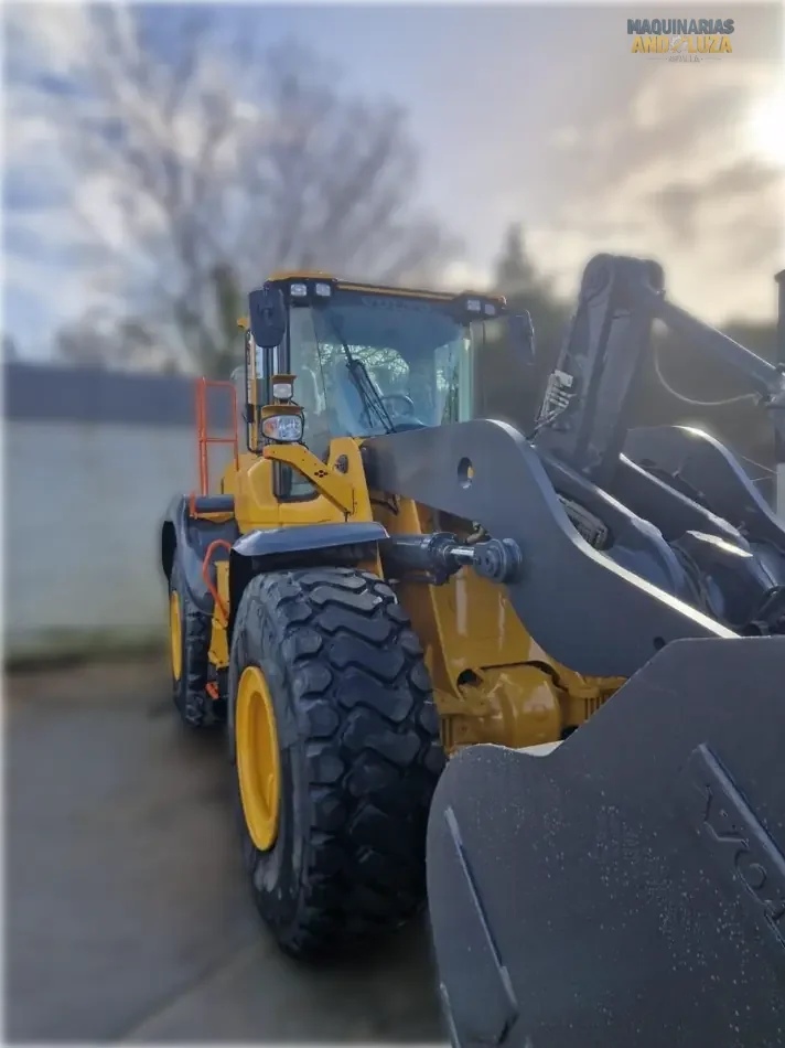 Utovarivač na kotačima Volvo L120H iz 2021. s OptiShift tehnologijom, Volvo D8J motorom i Torque Parallel vezom za visokoproduktivno utovarivanje i rad s učinkovitom potrošnjom goriva.