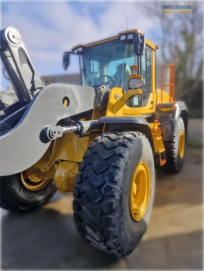 Utovarivač na kotačima Volvo L120H iz 2021. s OptiShift tehnologijom, Volvo D8J motorom i Torque Parallel vezom za visokoproduktivno utovarivanje i rad s učinkovitom potrošnjom goriva.