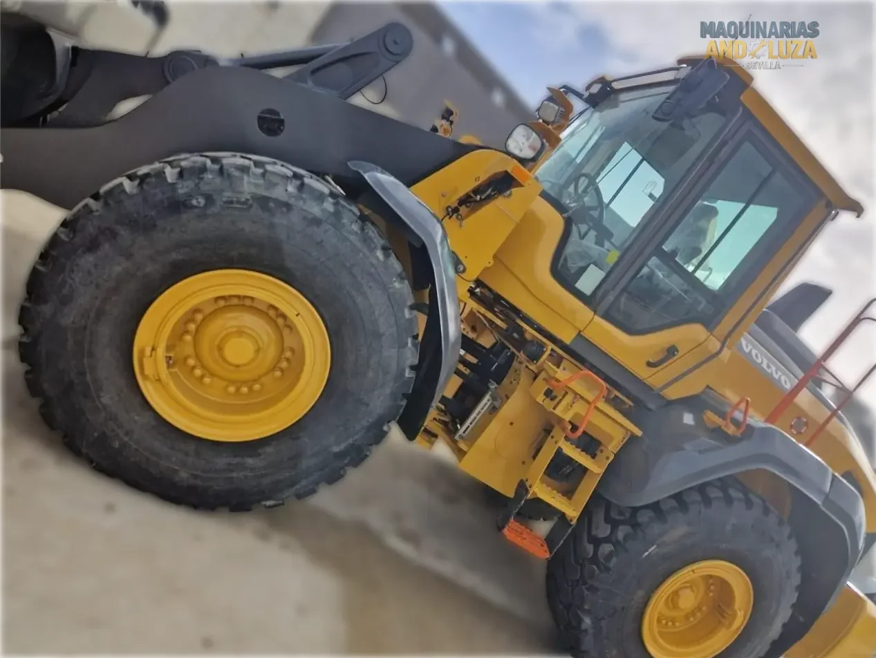 Utovarivač na kotačima Volvo L120H iz 2021. s OptiShift tehnologijom, Volvo D8J motorom i Torque Parallel vezom za visokoproduktivno utovarivanje i rad s učinkovitom potrošnjom goriva.