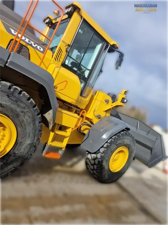 Utovarivač na kotačima Volvo L120H iz 2021. s OptiShift tehnologijom, Volvo D8J motorom i Torque Parallel vezom za visokoproduktivno utovarivanje i rad s učinkovitom potrošnjom goriva.