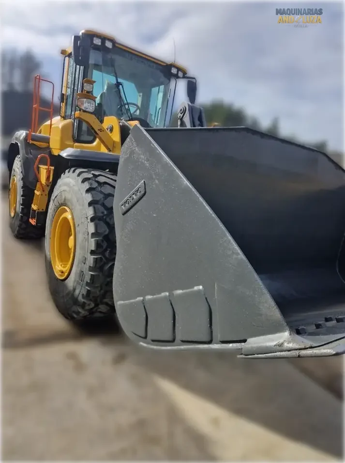 Utovarivač na kotačima Volvo L120H iz 2021. s OptiShift tehnologijom, Volvo D8J motorom i Torque Parallel vezom za visokoproduktivno utovarivanje i rad s učinkovitom potrošnjom goriva.