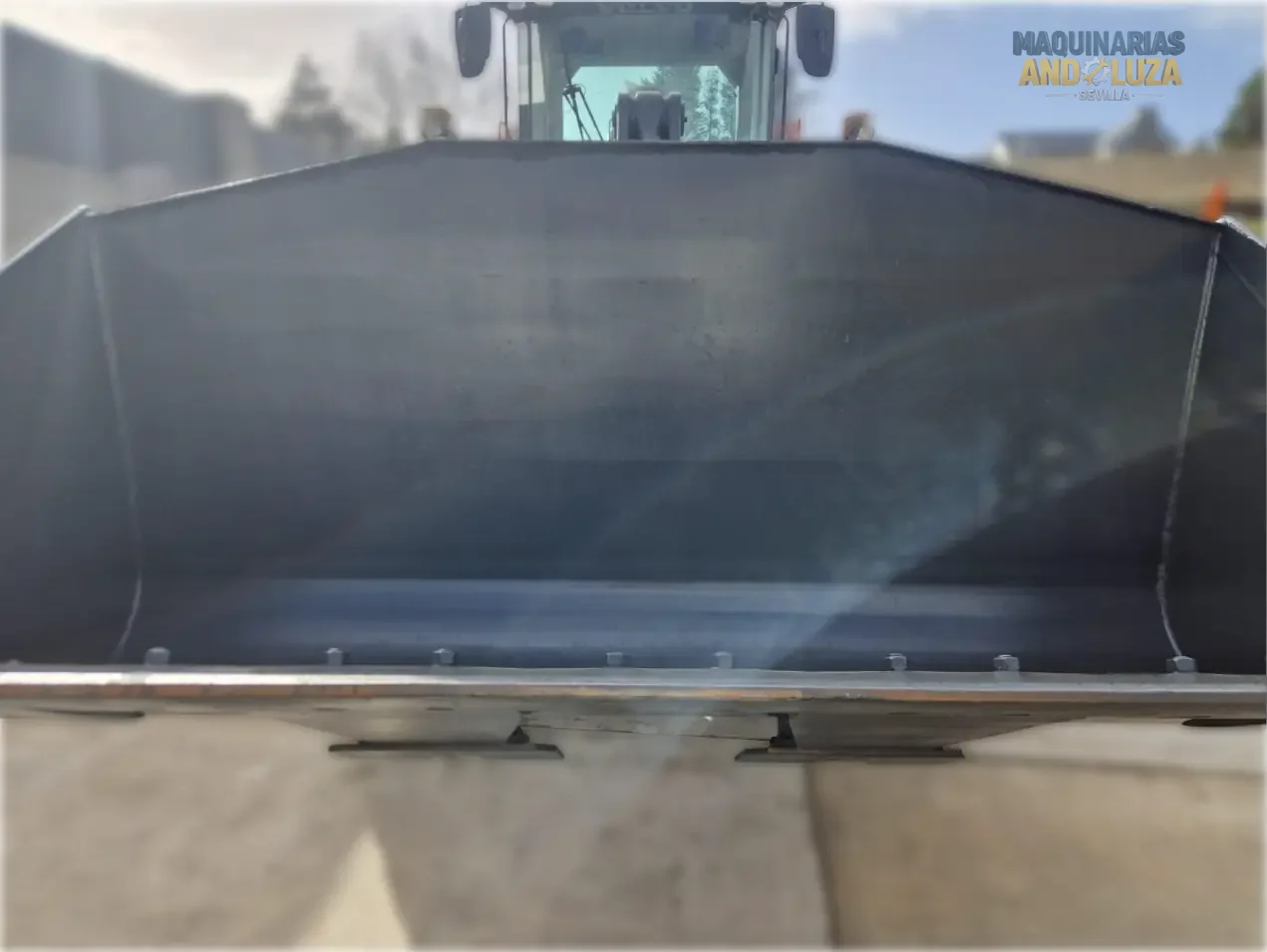 Utovarivač na kotačima Volvo L120H iz 2021. s OptiShift tehnologijom, Volvo D8J motorom i Torque Parallel vezom za visokoproduktivno utovarivanje i rad s učinkovitom potrošnjom goriva.