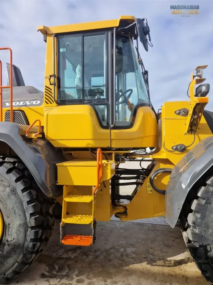 Utovarivač na kotačima Volvo L120H iz 2021. s OptiShift tehnologijom, Volvo D8J motorom i Torque Parallel vezom za visokoproduktivno utovarivanje i rad s učinkovitom potrošnjom goriva.