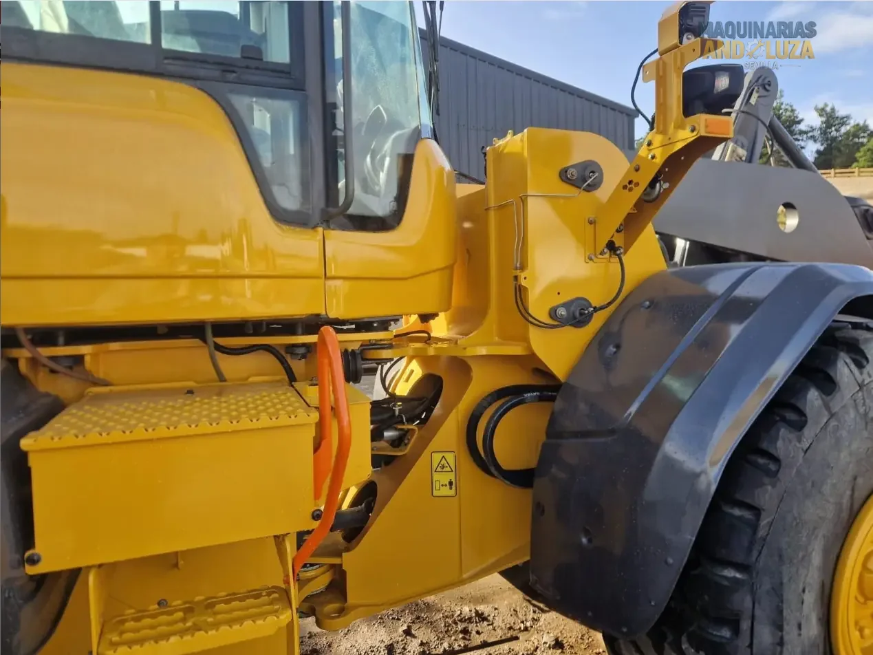 Utovarivač na kotačima Volvo L120H iz 2021. s OptiShift tehnologijom, Volvo D8J motorom i Torque Parallel vezom za visokoproduktivno utovarivanje i rad s učinkovitom potrošnjom goriva.