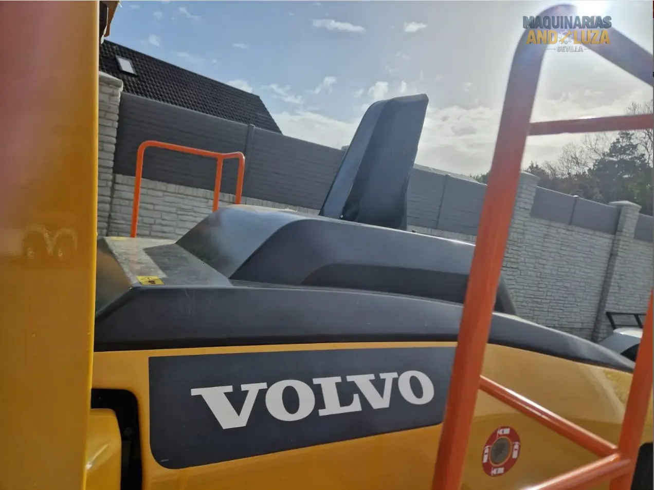 Utovarivač na kotačima Volvo L120H iz 2021. s OptiShift tehnologijom, Volvo D8J motorom i Torque Parallel vezom za visokoproduktivno utovarivanje i rad s učinkovitom potrošnjom goriva.
