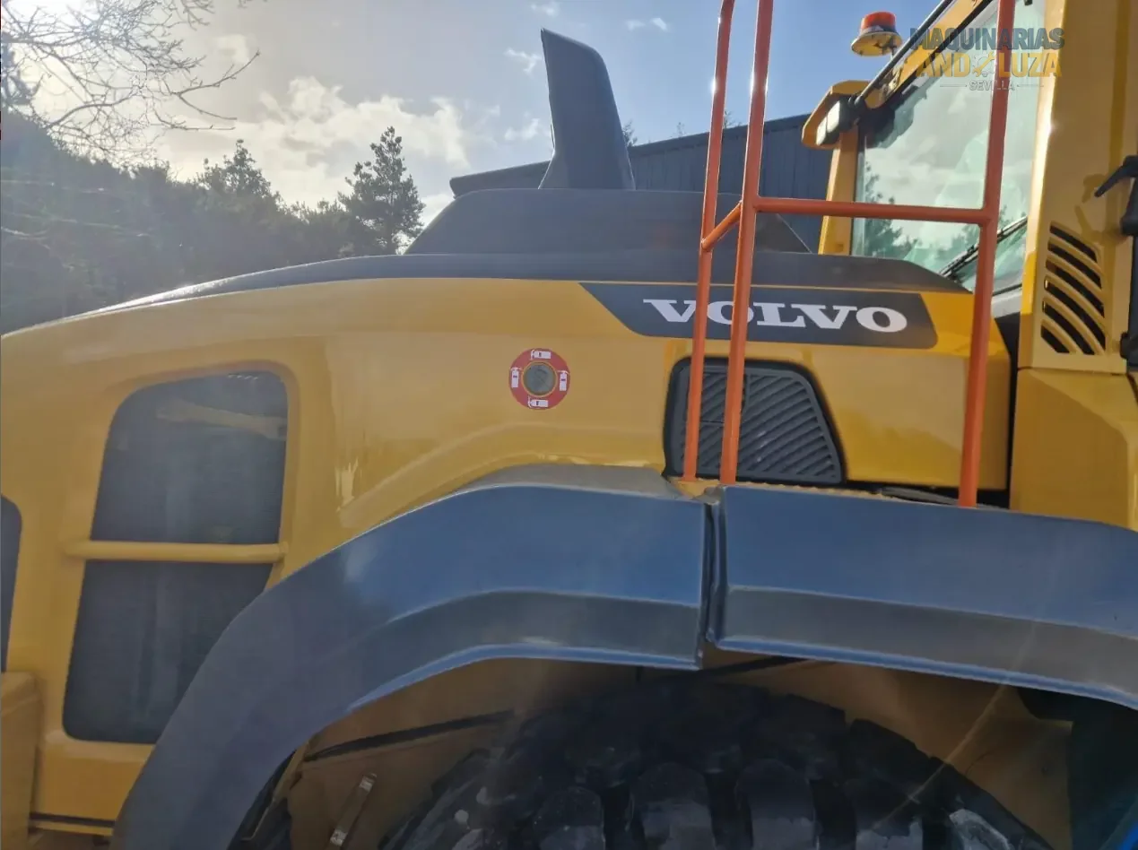 Utovarivač na kotačima Volvo L120H iz 2021. s OptiShift tehnologijom, Volvo D8J motorom i Torque Parallel vezom za visokoproduktivno utovarivanje i rad s učinkovitom potrošnjom goriva.