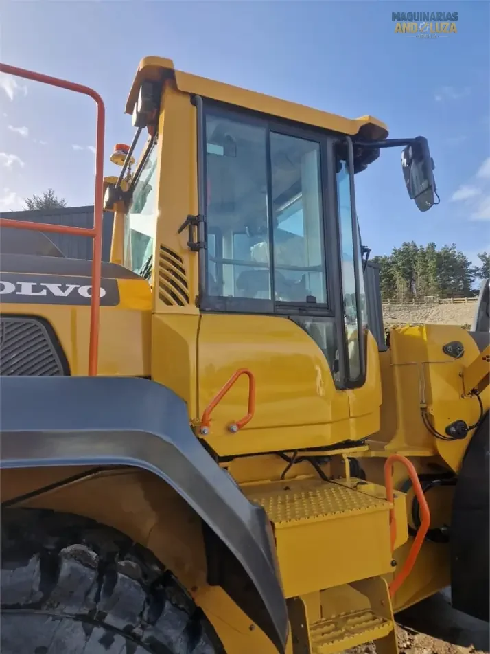 Utovarivač na kotačima Volvo L120H iz 2021. s OptiShift tehnologijom, Volvo D8J motorom i Torque Parallel vezom za visokoproduktivno utovarivanje i rad s učinkovitom potrošnjom goriva.