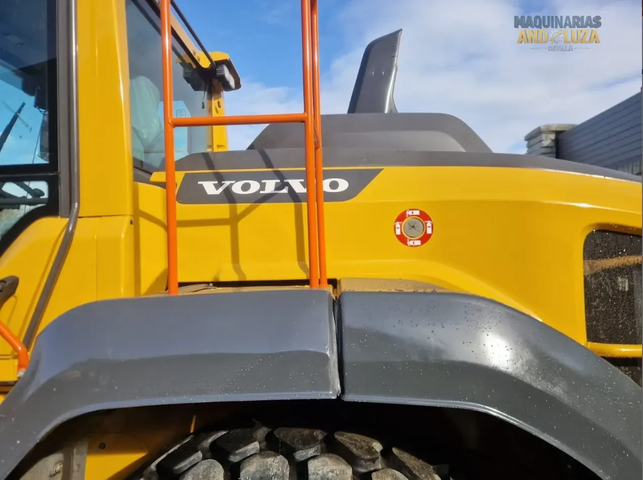 Utovarivač na kotačima Volvo L120H iz 2021. s OptiShift tehnologijom, Volvo D8J motorom i Torque Parallel vezom za visokoproduktivno utovarivanje i rad s učinkovitom potrošnjom goriva.