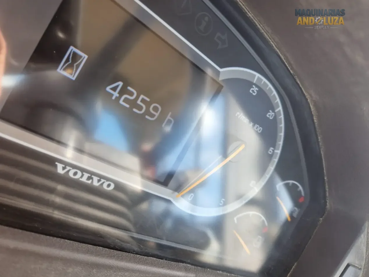 Utovarivač na kotačima Volvo L120H iz 2021. s OptiShift tehnologijom, Volvo D8J motorom i Torque Parallel vezom za visokoproduktivno utovarivanje i rad s učinkovitom potrošnjom goriva.