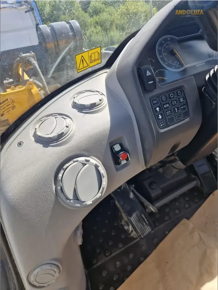 Utovarivač na kotačima Volvo L120H iz 2021. s OptiShift tehnologijom, Volvo D8J motorom i Torque Parallel vezom za visokoproduktivno utovarivanje i rad s učinkovitom potrošnjom goriva.