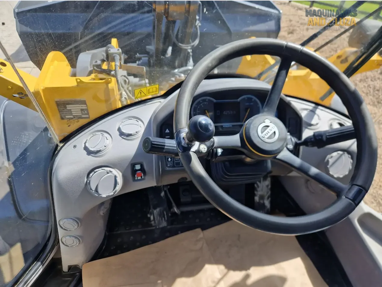 Utovarivač na kotačima Volvo L120H iz 2021. s OptiShift tehnologijom, Volvo D8J motorom i Torque Parallel vezom za visokoproduktivno utovarivanje i rad s učinkovitom potrošnjom goriva.