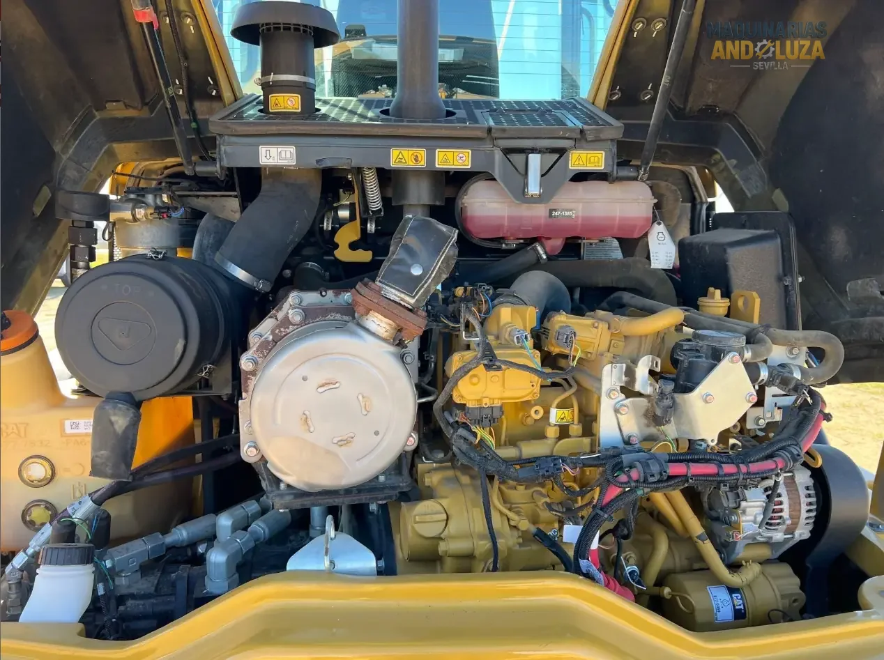 Pala gommata compatta Caterpillar 908M del 2022 con motore Cat C3.3B ad alta coppia, sterzo articolato e joystick multifunzione per la movimentazione di materiali e l'edilizia di precisione.