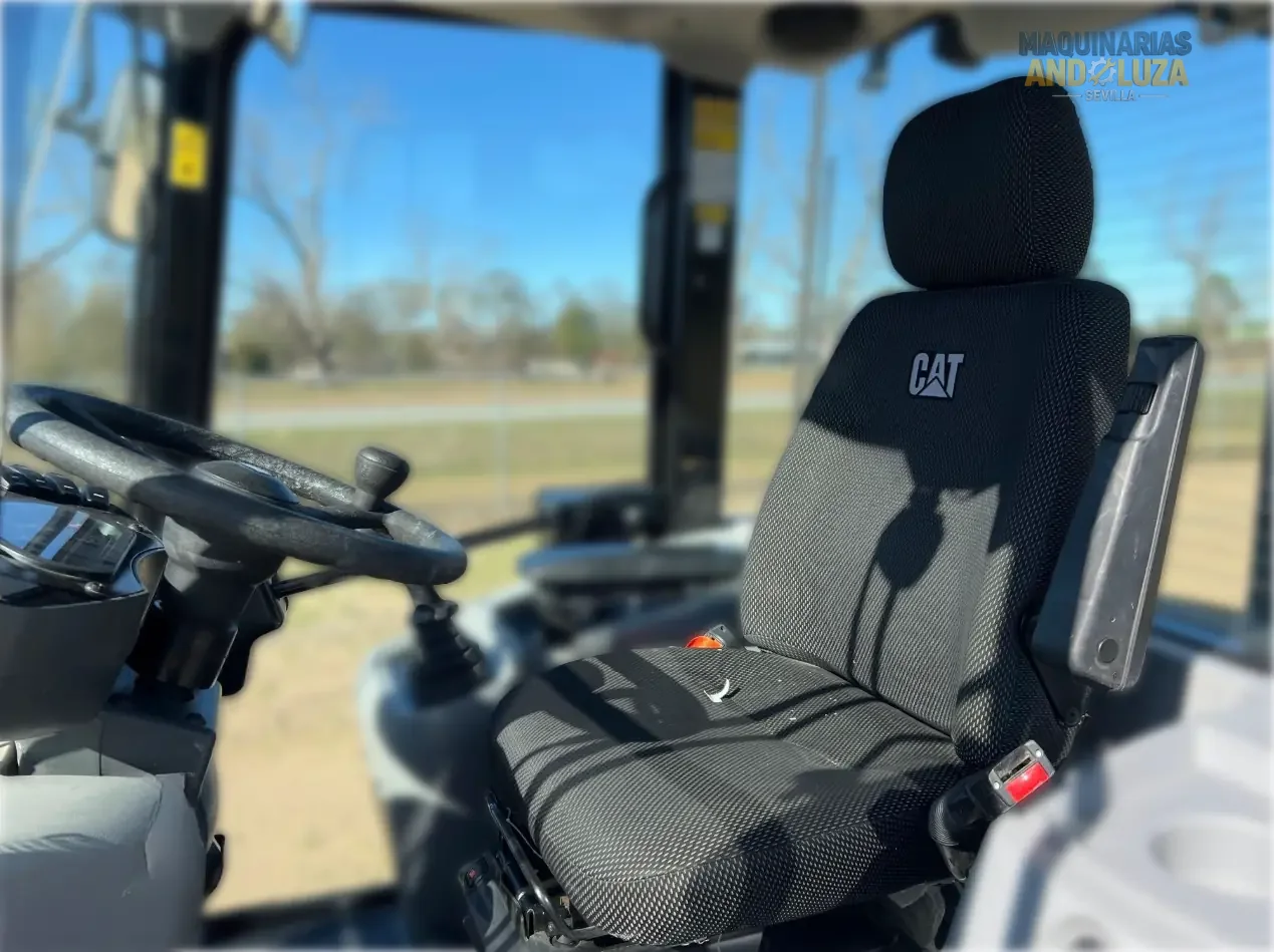 Pala gommata compatta Caterpillar 908M del 2022 con motore Cat C3.3B ad alta coppia, sterzo articolato e joystick multifunzione per la movimentazione di materiali e l'edilizia di precisione.