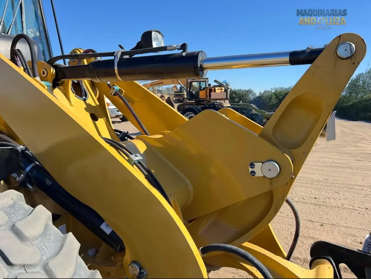 Pala gommata compatta Caterpillar 908M del 2022 con motore Cat C3.3B ad alta coppia, sterzo articolato e joystick multifunzione per la movimentazione di materiali e l'edilizia di precisione.