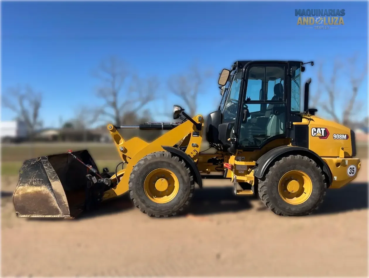 Pala gommata compatta Caterpillar 908M del 2022 con motore Cat C3.3B ad alta coppia, sterzo articolato e joystick multifunzione per la movimentazione di materiali e l'edilizia di precisione.