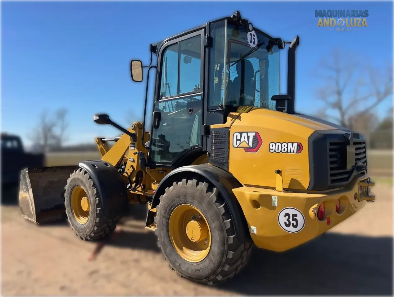 Pala gommata compatta Caterpillar 908M del 2022 con motore Cat C3.3B ad alta coppia, sterzo articolato e joystick multifunzione per la movimentazione di materiali e l'edilizia di precisione.