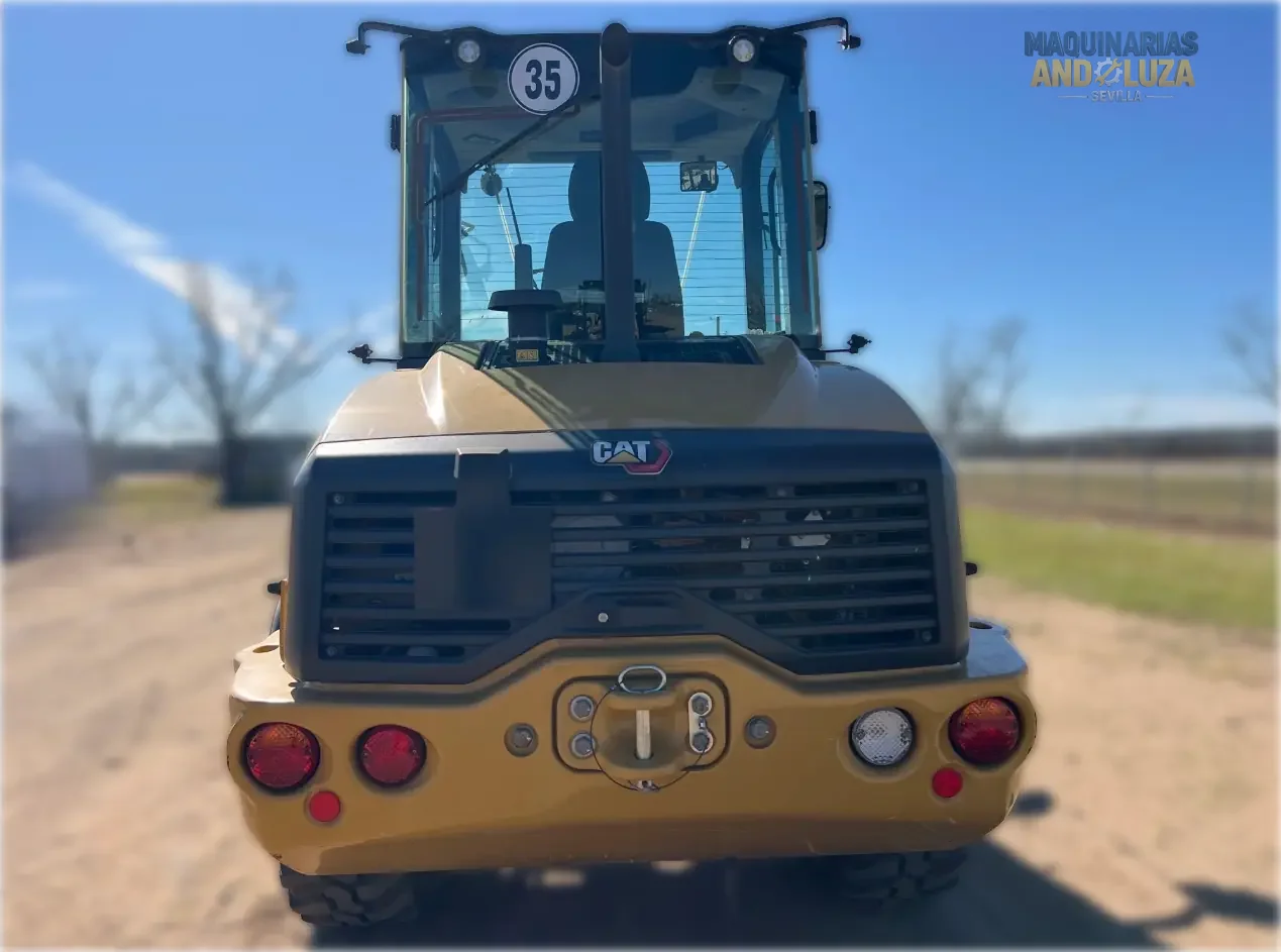 Pala gommata compatta Caterpillar 908M del 2022 con motore Cat C3.3B ad alta coppia, sterzo articolato e joystick multifunzione per la movimentazione di materiali e l'edilizia di precisione.
