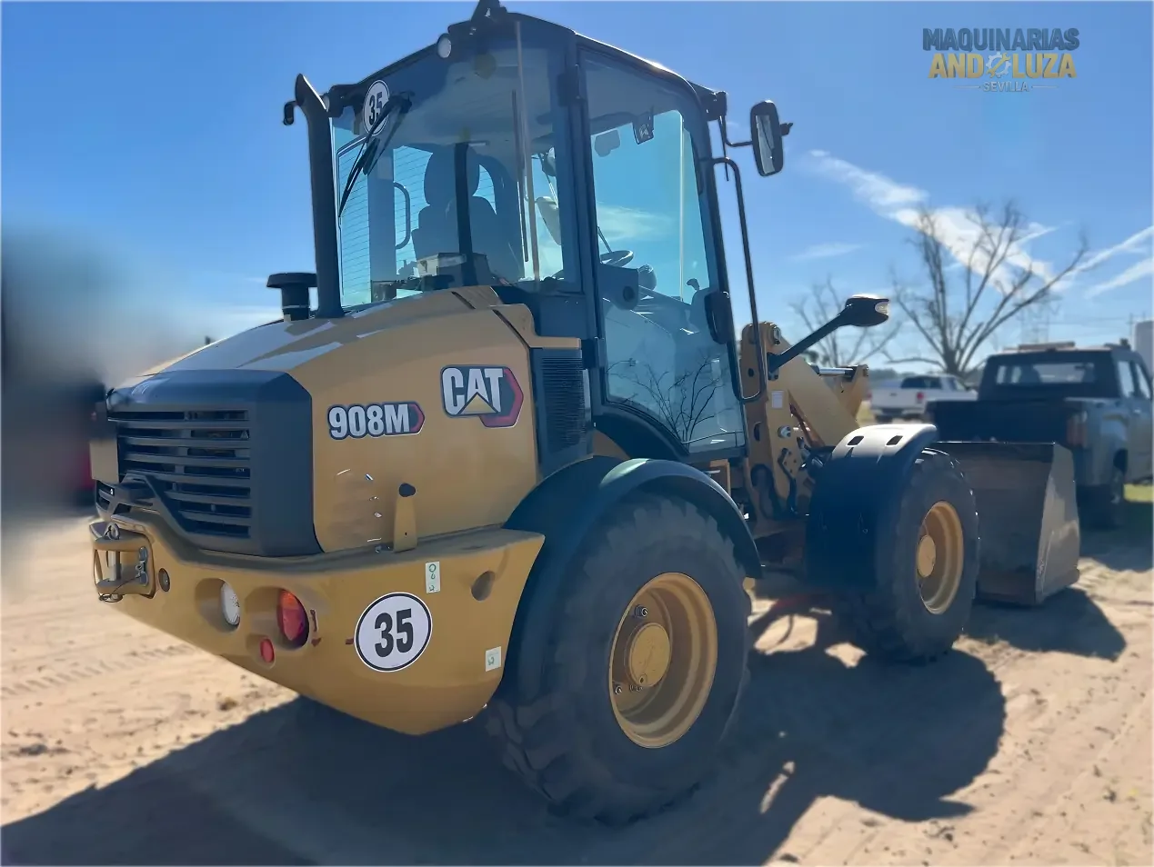Pala gommata compatta Caterpillar 908M del 2022 con motore Cat C3.3B ad alta coppia, sterzo articolato e joystick multifunzione per la movimentazione di materiali e l'edilizia di precisione.