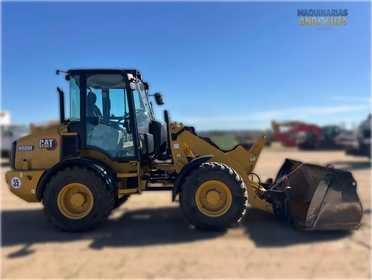 Pala gommata compatta Caterpillar 908M del 2022 con motore Cat C3.3B ad alta coppia, sterzo articolato e joystick multifunzione per la movimentazione di materiali e l'edilizia di precisione.