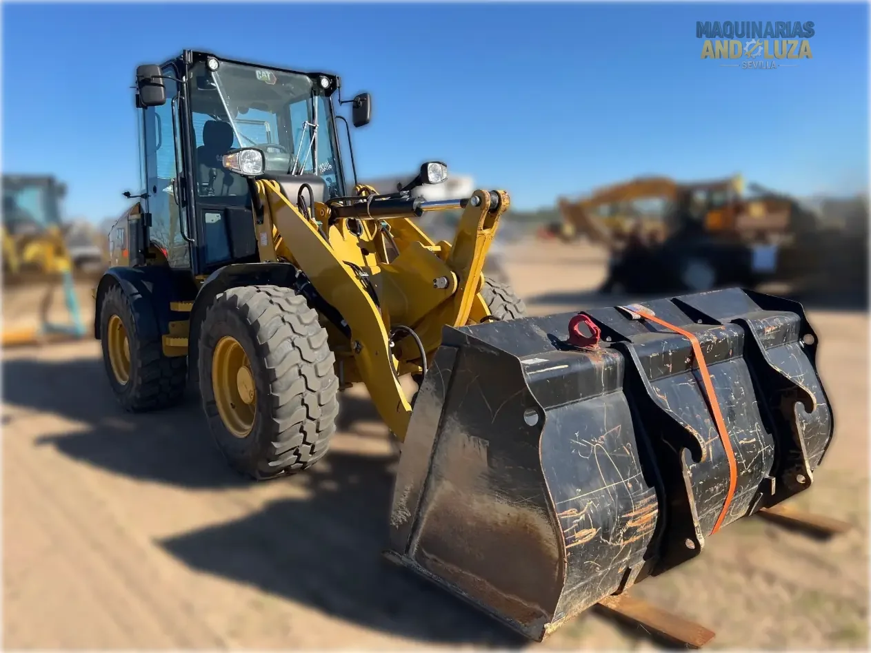 Pala gommata compatta Caterpillar 908M del 2022 con motore Cat C3.3B ad alta coppia, sterzo articolato e joystick multifunzione per la movimentazione di materiali e l'edilizia di precisione.