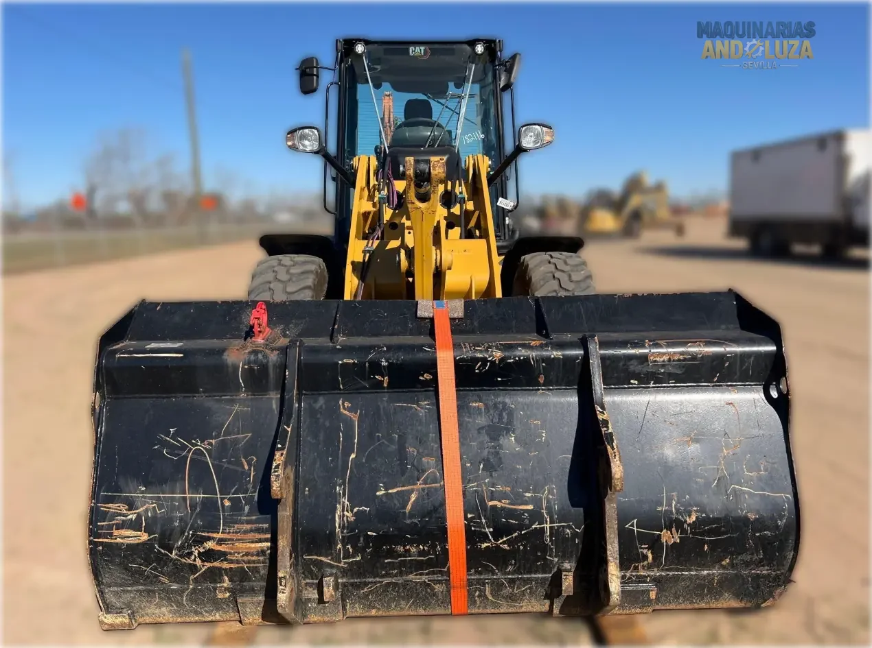 Pala gommata compatta Caterpillar 908M del 2022 con motore Cat C3.3B ad alta coppia, sterzo articolato e joystick multifunzione per la movimentazione di materiali e l'edilizia di precisione.