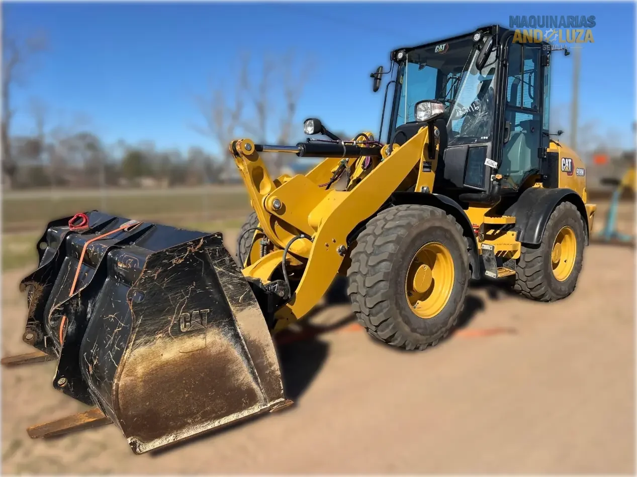 Pala gommata compatta Caterpillar 908M del 2022 con motore Cat C3.3B ad alta coppia, sterzo articolato e joystick multifunzione per la movimentazione di materiali e l'edilizia di precisione.