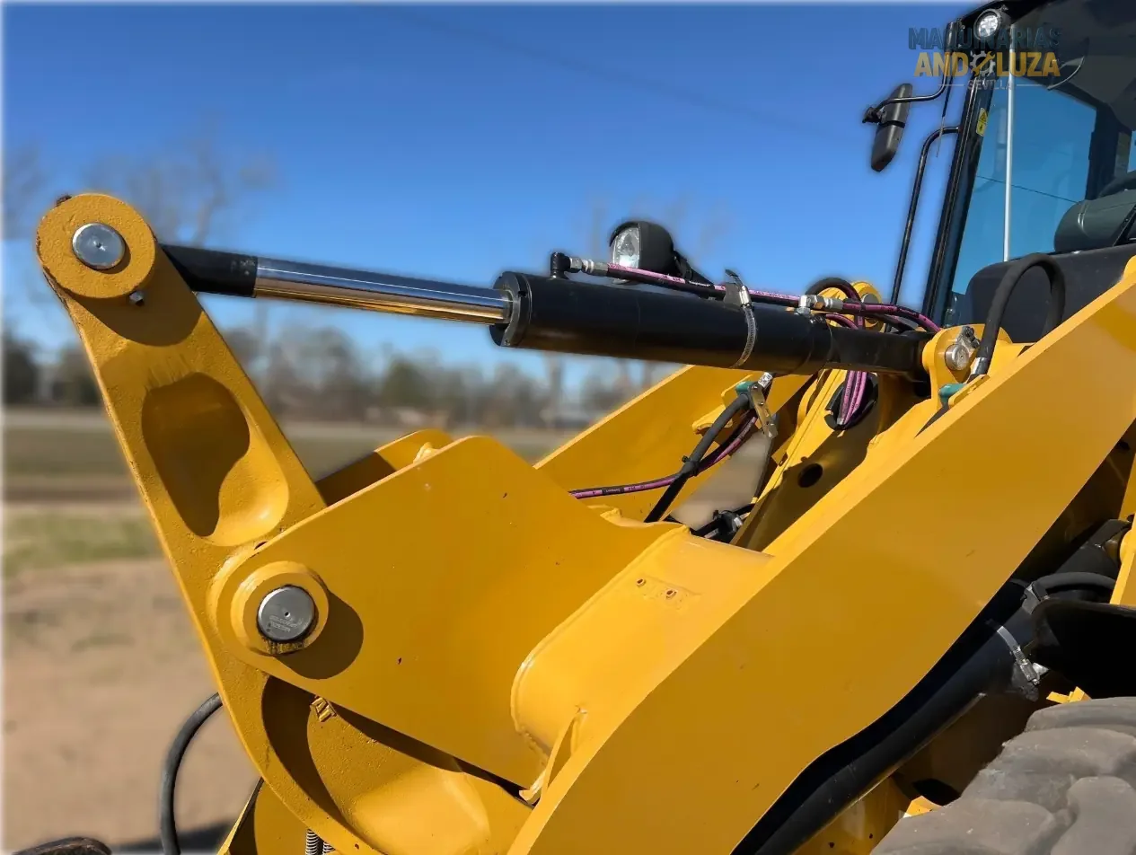 Pala gommata compatta Caterpillar 908M del 2022 con motore Cat C3.3B ad alta coppia, sterzo articolato e joystick multifunzione per la movimentazione di materiali e l'edilizia di precisione.